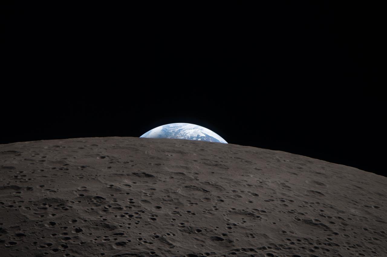 Die Erde geht hinter dem Mond unter, aufgenommen aus der Orion-Kapsel von Artemis II