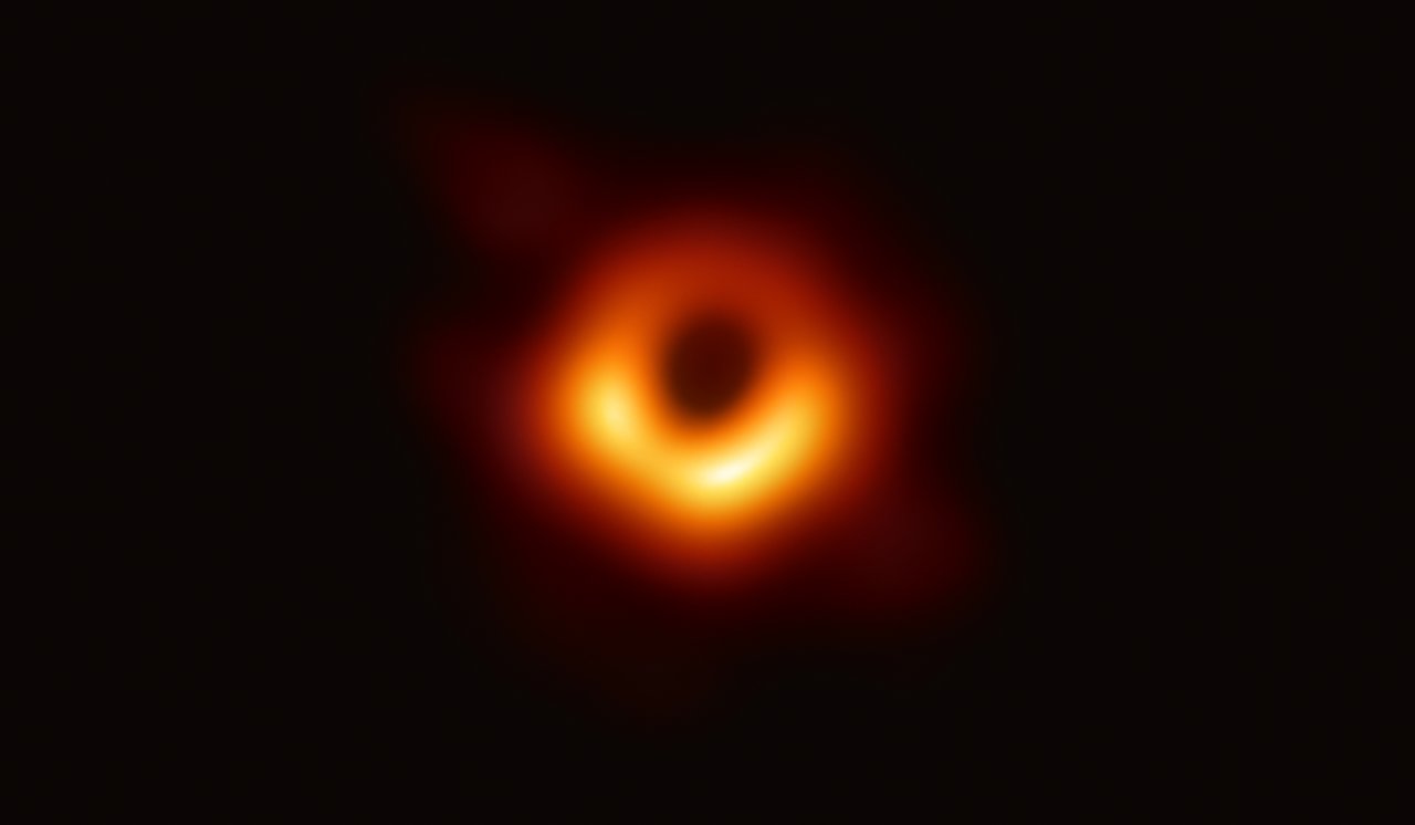 Erstes Bild eines Schwarzen Lochs: M87*, aufgenommen vom Event Horizon Telescope